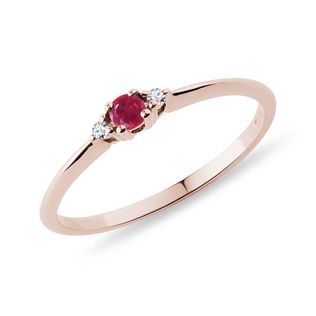 Jemný prsteň z ružového zlata s rubínom a diamantmi