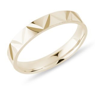 PRSTEN SE STRUKTUROVANÝM POVRCHEM VE ŽLUTÉM ZLATĚ - PÁNSKÉ SNUBNÍ PRSTENY - SNUBNÍ PRSTENY