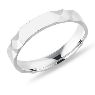 PRSTEŇ Z BIELEHO ZLATA S FAZETAMI PO STRANÁCH - SVADOBNÉ OBRÚČKY PÁNSKE - SVADOBNÉ OBRÚČKY