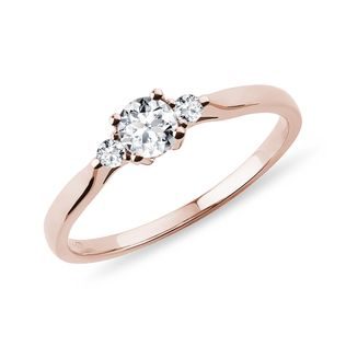 BAGUE EN OR ROSE AVEC TROIS BRILLANTS - BAGUES DE FIANÇAILLES ORNÉES DE DIAMANTS - BAGUES DE FIANÇAILLES