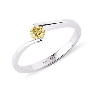 Nowoczesny pierścionek zaręczynowy z żółtym diamentem w białym złocie