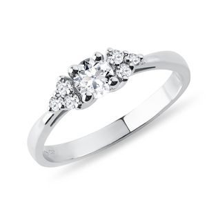 Diamantový zásnubní prsten v bílém zlatě