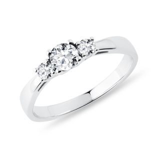 PIERŚCIONEK ZARĘCZYNOWY Z BIAŁEGO ZŁOTA Z TRZEMA BRYLANTAMI - ZARĘCZYNOWE Z DIAMENTAMI - PIERŚCIONKI ZARĘCZYNOWE