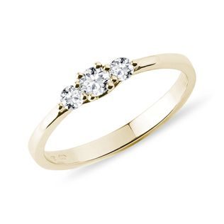 BAGUE D'OR JAUNE AVEC TRIADE DE DIAMANTS - BAGUES DE FIANÇAILLES ORNÉES DE DIAMANTS - BAGUES DE FIANÇAILLES