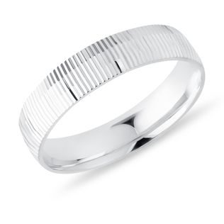 MODERNÝ PÁNSKY PRSTEŇ S VRÚBKOVANÍM V BIELOM 14K ZLATE - PRSTENE BIELE ZLATO - PRSTENE