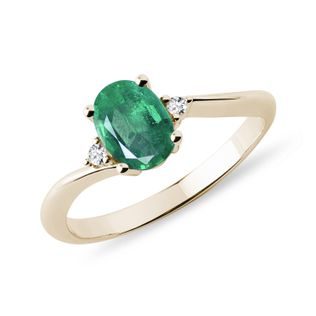 PIERŚCIONEK Z ŻÓŁTEGO ZŁOTA ZE SZMARAGDEM I BRYLANTAMI - PIERŚCIONKI ZE SZMARAGDAMI - PIERŚCIONKI