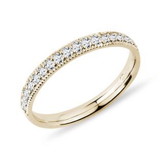 Zlatý snubní prsten s diamanty a rytinou