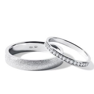 ALLIANCES EN OR BLANC, BAGUE ÉTOILÉE ET DIAMANTS - ENSEMBLE D’ALLIANCES EN OR BLANC - ALLIANCES DE MARIAGE