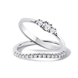 Minimalistyczny zestaw: pierścionek zaręczynowy z trzema diamentami i obrączka z białego złota