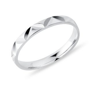 DÁMSKA SVADOBNÁ OBRÚČKA Z BIELEHO ZLATA S FAZETAMI - PRSTENE BIELE ZLATO - PRSTENE