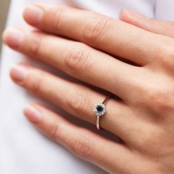  Halo-Ring aus Weißgold mit schwarzem Diamanten und Diamanten - KLENOTA