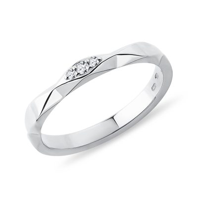 Originální snubní prsten z bílého zlata s diamanty