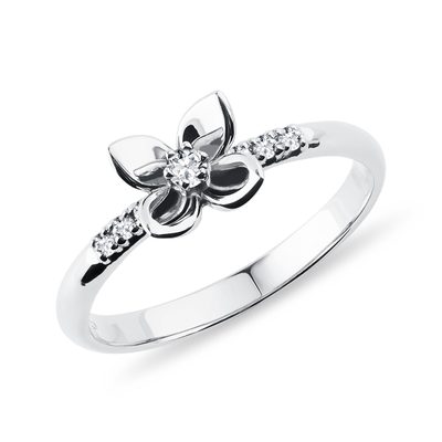 Diamantový prsten z bílého zlata ve tvaru květiny