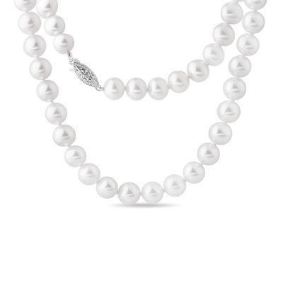 Elegant Pearl Necklace with Yellow Gold Clasp