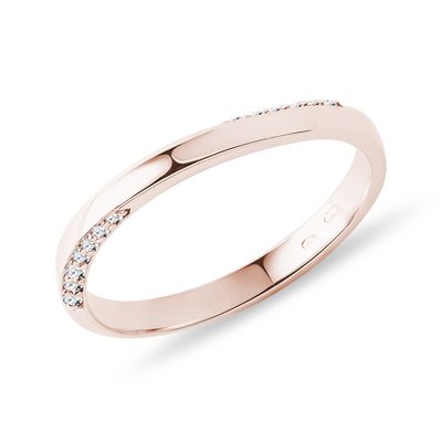 Snubní prsten s diamanty v růžovém zlatě