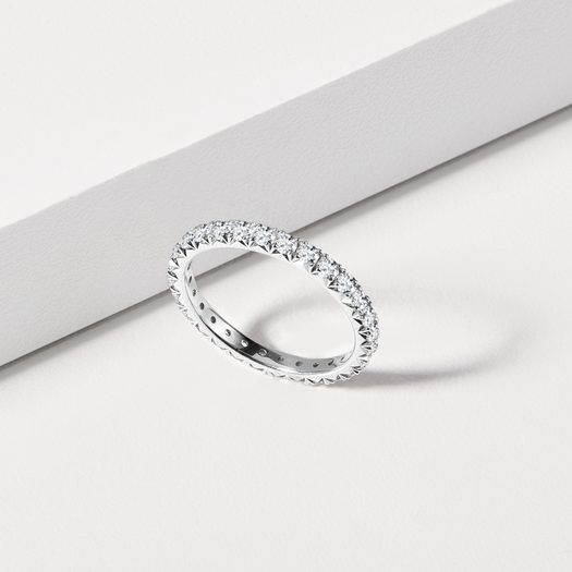 SNUBNÍ PRSTEN ETERNITY V BÍLÉM ZLATĚ - DÁMSKÉ SNUBNÍ PRSTENY{% if kategorie.adresa_nazvy[0] != zbozi.kategorie.nazev %} - SNUBNÍ PRSTENY{% endif %}