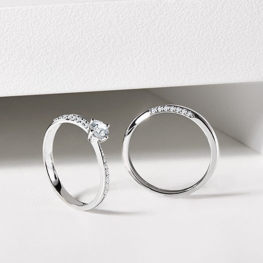 SNUBNÍ PRSTEN S DIAMANTY V BÍLÉM ZLATĚ - DÁMSKÉ SNUBNÍ PRSTENY{% if kategorie.adresa_nazvy[0] != zbozi.kategorie.nazev %} - SNUBNÍ PRSTENY{% endif %}