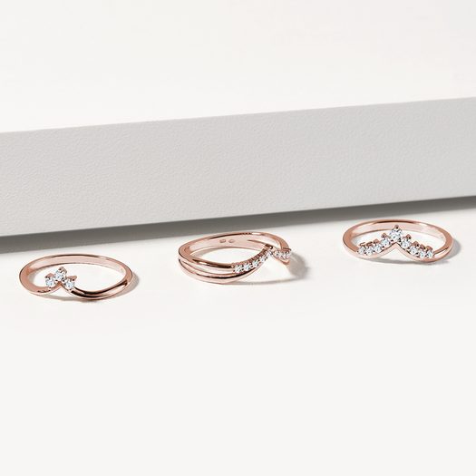 DIAMANTOVÝ CHEVRON PRSTEN V RŮŽOVÉM ZLATĚ - PRSTENY S DIAMANTY{% if kategorie.adresa_nazvy[0] != zbozi.kategorie.nazev %} - PRSTENY{% endif %}