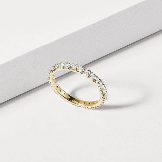 SNUBNÍ PRSTEN ETERNITY VE ŽLUTÉM ZLATĚ - DÁMSKÉ SNUBNÍ PRSTENY{% if kategorie.adresa_nazvy[0] != zbozi.kategorie.nazev %} - SNUBNÍ PRSTENY{% endif %}