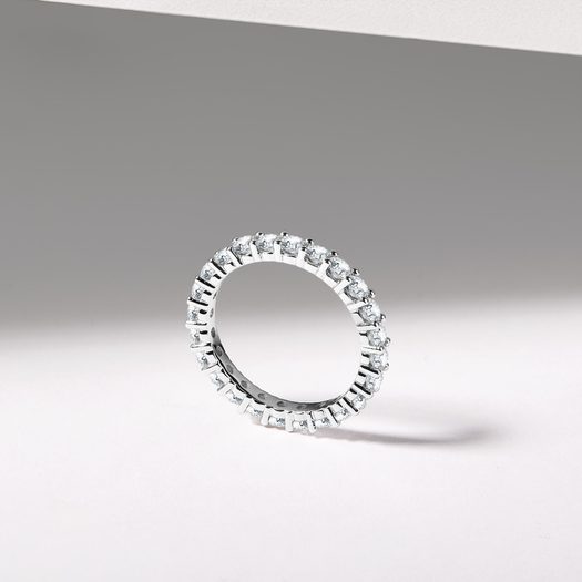 BRILIANTOVÝ ETERNITY PRSTEN V BÍLÉM ZLATĚ - DÁMSKÉ SNUBNÍ PRSTENY{% if kategorie.adresa_nazvy[0] != zbozi.kategorie.nazev %} - SNUBNÍ PRSTENY{% endif %}