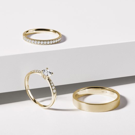 ZLATÝ SNUBNÍ PRSTEN S DIAMANTY A RYTINOU - DÁMSKÉ SNUBNÍ PRSTENY{% if kategorie.adresa_nazvy[0] != zbozi.kategorie.nazev %} - SNUBNÍ PRSTENY{% endif %}
