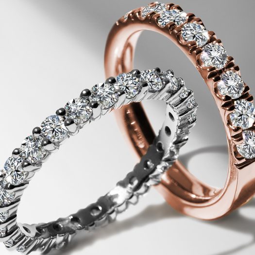 BRILIANTOVÝ ETERNITY PRSTEN V BÍLÉM ZLATĚ - DÁMSKÉ SNUBNÍ PRSTENY{% if kategorie.adresa_nazvy[0] != zbozi.kategorie.nazev %} - SNUBNÍ PRSTENY{% endif %}