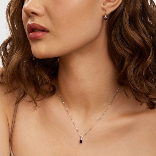 NÁHRDELNÍK S GRANÁTEM A BRILIANTEM V BÍLÉM ZLATĚ - NÁHRDELNÍKY S GRANÁTEM{% if kategorie.adresa_nazvy[0] != zbozi.kategorie.nazev %} - NÁHRDELNÍKY{% endif %}