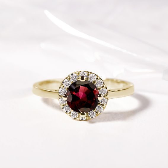 Garnet: a traditional Czech gemstone as well as a new discovery in jewellery