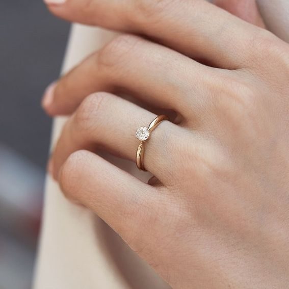 Where to wear an engagement ring – which hand is the right one?