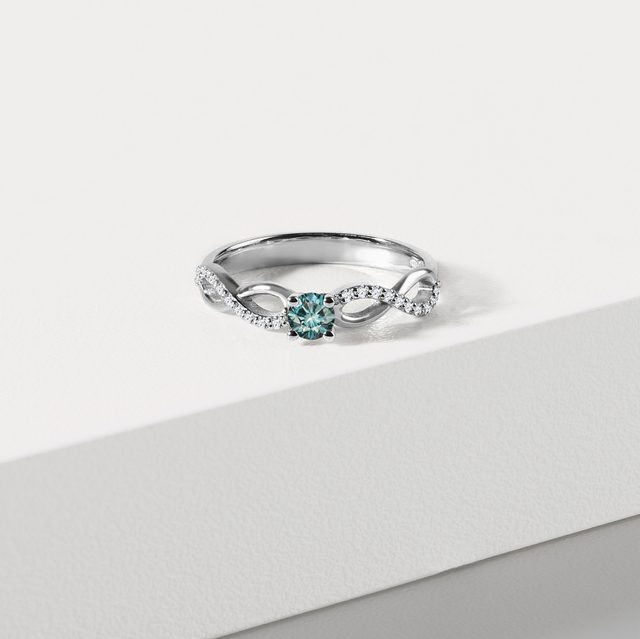 BAGUE EN OR BLANC AVEC SON DIAMANT BLEU - BAGUES DE FIANÇAILLES AVEC DIAMANTS DE COULEUR - 
