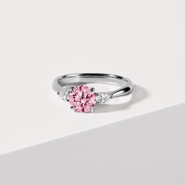 PIERŚCIONEK Z RÓŻOWYM DIAMENTEM LABORATORYJNYM W BIAŁYM ZŁOCIE - PIERŚCIONKI Z LAB GROWN DIAMENTAMI - 