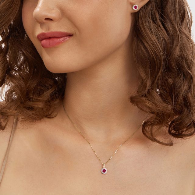 COLLIER EN OR JAUNE, RUBIS ET HALO DE DIAMANTS - COLLIERS AVEC RUBIS - 