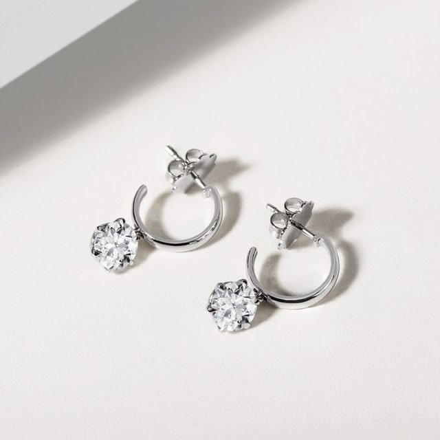 CRÉOLES EN OR BLANC ET DIAMANTS DE SYNTHÈSE - BOUCLES D'OREILLES EN DIAMANT - 