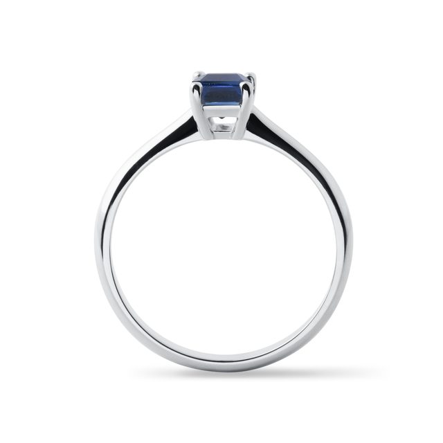 PRSTEN Z BÍLÉHO ZLATA SE SAFÍREM V BRUSU EMERALD - ZÁSNUBNÍ PRSTENY SE SAFÍREM - 