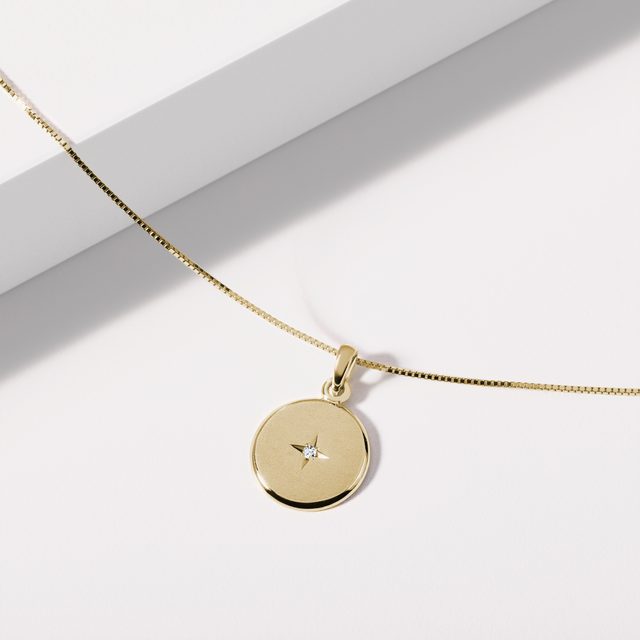 MEDAILLONANHÄNGER MIT GRAVUR UND DIAMANT IN GELBGOLD - ANHÄNGER - 