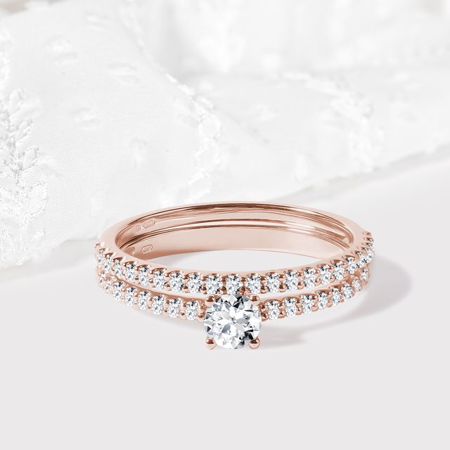BRILIANTOVÁ ZÁSNUBNÍ SADA V RŮŽOVÉM ZLATĚ - SADY SNUBNÍCH A ZÁSNUBNÍCH PRSTENŮ - 