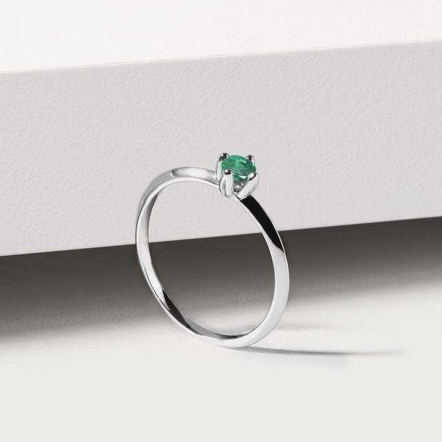 BAGUE D'OR BLANC SERTIE D'UNE ÉMERAUDE - BAGUES EN ÉMERAUDE - 