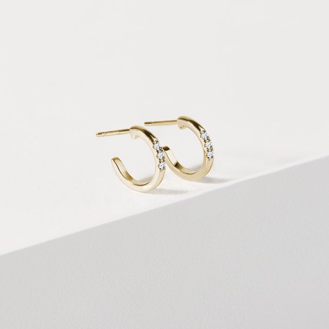 BOUCLES D'OREILLES CRÉOLES EN OR JAUNE ET TROIS DIAMANTS - BOUCLES D'OREILLES EN DIAMANT - 