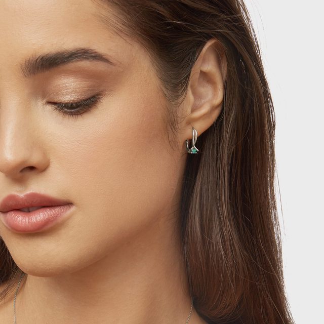 BOUCLES D'OREILLES RUBAN EN OR BLANC AVEC ÉMERAUDES - BOUCLES D'OREILLES EN ÉMERAUDE - 