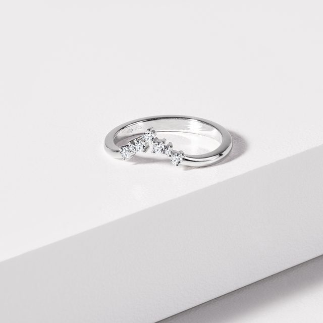 CHEVRON PRSTEN SE SEDMI BRILIANTY V BÍLÉM ZLATĚ - DÁMSKÉ SNUBNÍ PRSTENY - 