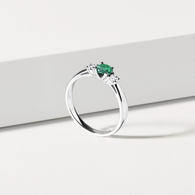 SMARAGDOVÝ PRSTEŇ Z BIELEHO ZLATA S DIAMANTMI - PRSTENE SO SMARAGDOM - 