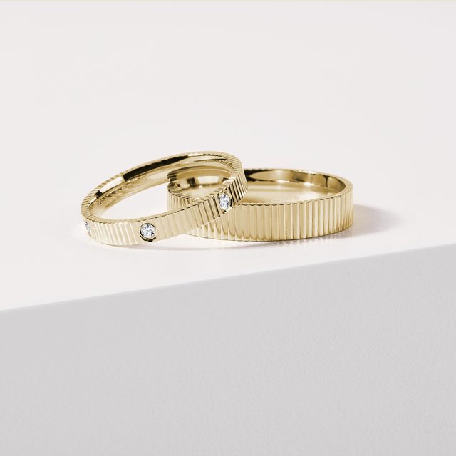 WEDDING RINGS WITH LINE ENGRAVING IN YELLOW GOLD - YELLOW GOLD WEDDING SETS - 