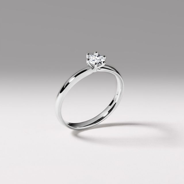 KLASYCZNY PIERŚCIONEK ZARĘCZYNOWY: BIAŁE ZŁOTO I DIAMENT - PIERŚCIONKI ZARĘCZYNOWE Z BRYLANTEM - 