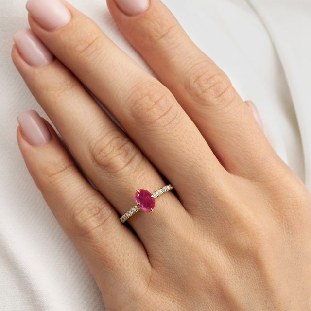 BAGUE EN OR JAUNE, RUBIS ET DIAMANTS - BAGUES DE FIANÇAILLES EN RUBIS - 