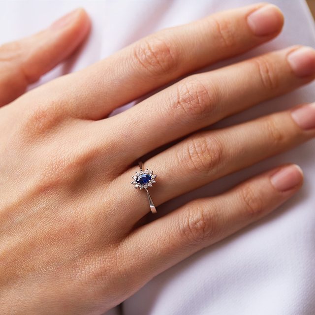 PRSTEŇ Z BIELEHO ZLATA S OVÁLNYM ZAFÍROM A BRILIANTMI - ZÁSNUBNÉ PRSTENE SO ZAFÍROM - 