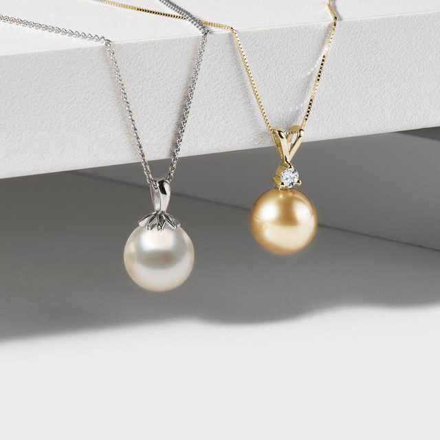 NÁHRDELNÍK Z BÍLÉHO ZLATA S PERLOU AKOYA - PERLOVÉ PŘÍVĚSKY - 