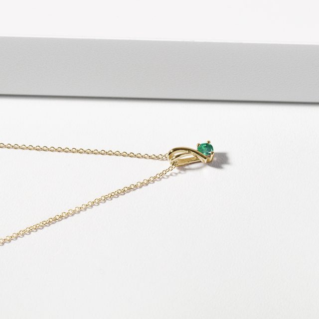 NÁHRDELNÍK SE SMARAGDEM VE ŽLUTÉM ZLATĚ - NÁHRDELNÍKY SE SMARAGDEM - 