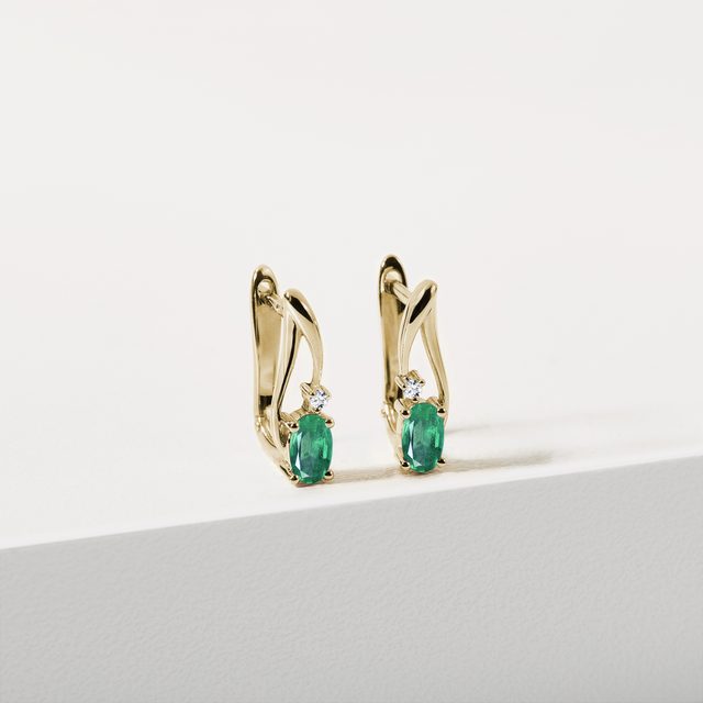 WISZĄCE KOLCZYKI Z ŻÓŁTEGO ZŁOTA ZE SZMARAGDAMI I MAŁYMI DIAMENTAMI - KOLCZYKI ZE SZMARAGDAMI - 