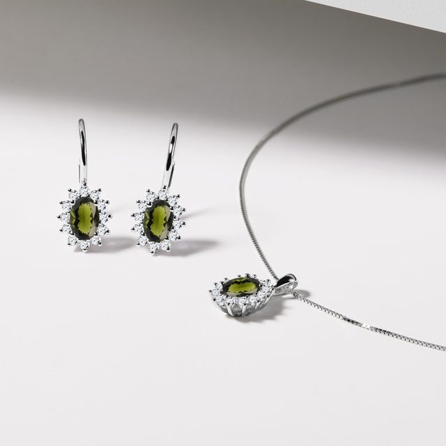 COLLIER EN OR BLANC AVEC MOLDAVITE ET DIAMANTS - COLLIERS AVEC MOLDAVITE - 