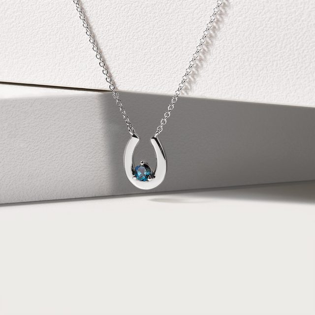 NASZYJNIK WYKONANY W KSZTAŁCIE PODKOWY Z BIAŁEGO ZŁOTA OZDOBIONEJ TOPAZEM - NASZYJNIKI Z TOPAZAMI - 